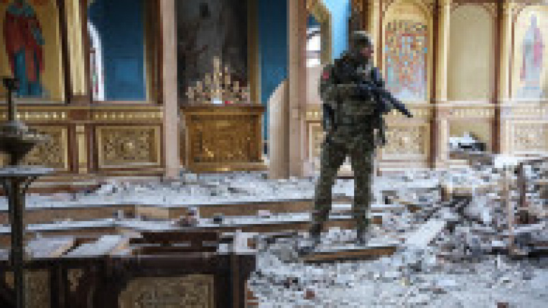 Soldat rus printre ruinele unei biserici din Avdiivka. Foto: Profimedia Images | Poza 8 din 13