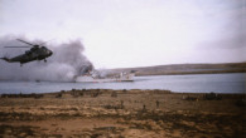 Navă britanică atacată în timpul războiului din Insulele Falkland. Sursa foto Profimedia Images | Poza 3 din 54