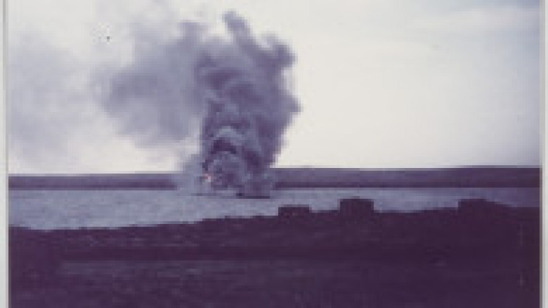 Navă britanică atacată în timpul războiului din Insulele Falkland. Sursa foto Profimedia Images | Poza 4 din 54