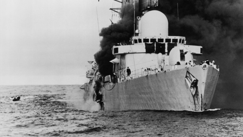 Navă britanică atacată în timpul războiului din Insulele Falkland. Sursa foto Profimedia Images