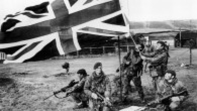 Trupe britanice în timpul războiului din Insulele Falkland. Sursa foto Profimedia Images | Poza 38 din 54