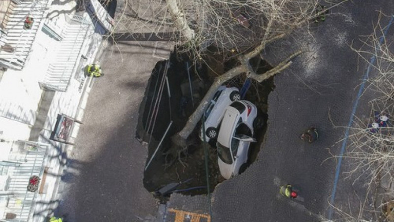 Doi tineri au fost salvați după ce strada s-a surpat sub mașinile lor, în Napoli. Foto: Profimedia