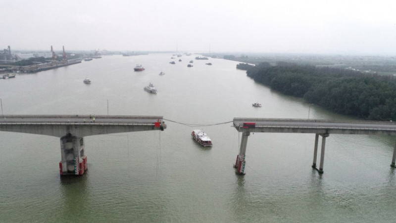 
Nava ”a atins un pilon al Podului Lixinsha”, provovând ”ruptura punţii” podului şi căderea a cinci vehicule - unele în apă, altele pe navă. Sursa foto: Profimedia Images