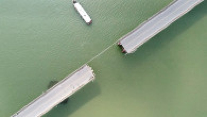 
Nava ”a atins un pilon al Podului Lixinsha”, provovând ”ruptura punţii” podului şi căderea a cinci vehicule - unele în apă, altele pe navă. Sursa foto: Profimedia Images | Poza 3 din 5