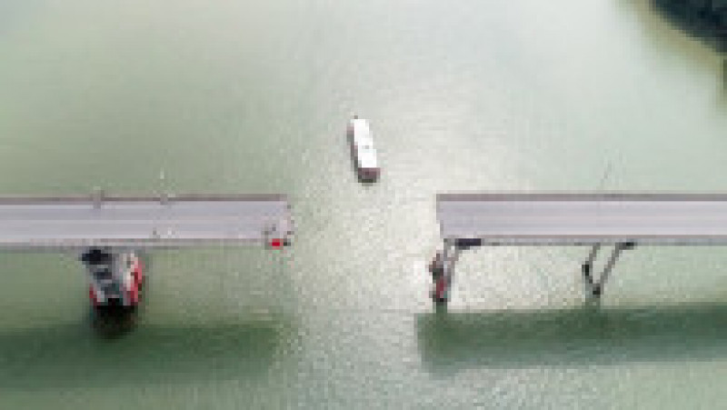 Nava ”a atins un pilon al Podului Lixinsha”, provovând ”ruptura punţii” podului şi căderea a cinci vehicule - unele în apă, altele pe navă. Sursa foto: Profimedia Images | Poza 5 din 5