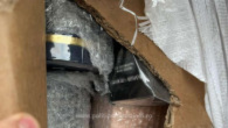 Parfumuri fake și țigări de contrabandă descoperite într-un camion care venea din Turcia. Sursa foto: Poliția de Frontieră | Poza 5 din 7