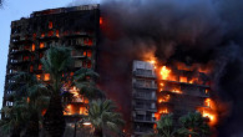 Un bloc înalt de locuințe din orașul spaniol Valencia a fost cuprins de un incendiu de proporții. Foto: Profimedia Images | Poza 5 din 8