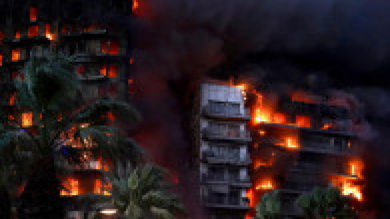 Un bloc înalt de locuințe din orașul spaniol Valencia a fost cuprins de un incendiu de proporții. Foto: Profimedia Images | Poza 6 din 8