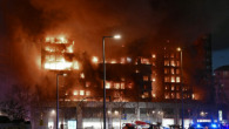 Două blocuri de locuințe din orașul spaniol Valencia au fost cuprinse de un incendiu de proporții, în 22 februarie. Foto: Profimedia Images | Poza 4 din 8
