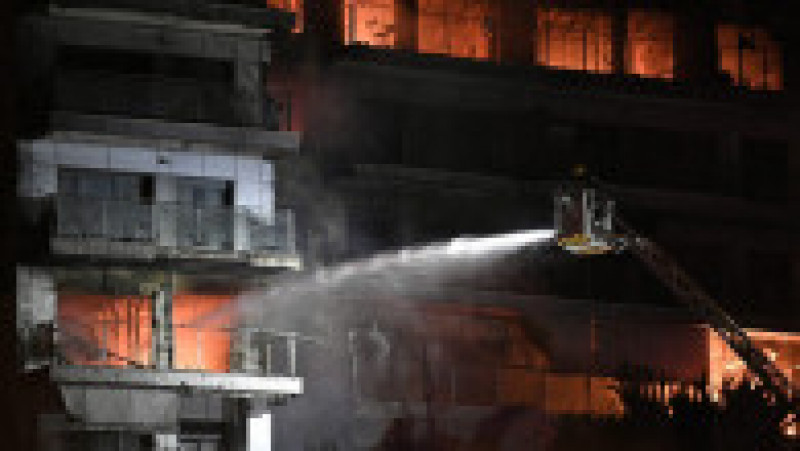 Un bloc înalt de locuințe din orașul spaniol Valencia a fost cuprins de un incendiu de proporții. Foto: Profimedia Images | Poza 1 din 8