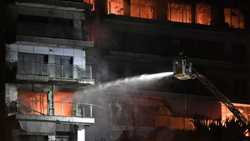 Un bloc înalt de locuințe din orașul spaniol Valencia a fost cuprins de un incendiu de proporții. Foto: Profimedia Images