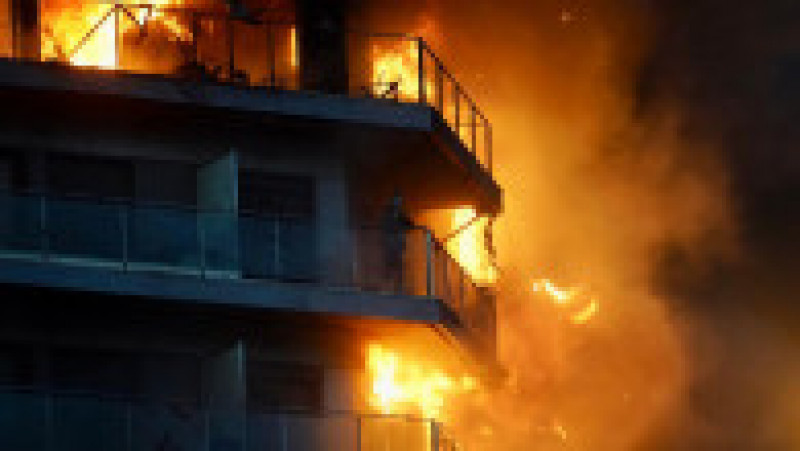 Un bloc înalt de locuințe din orașul spaniol Valencia a fost cuprins de un incendiu de proporții. Foto: Profimedia Images | Poza 2 din 8