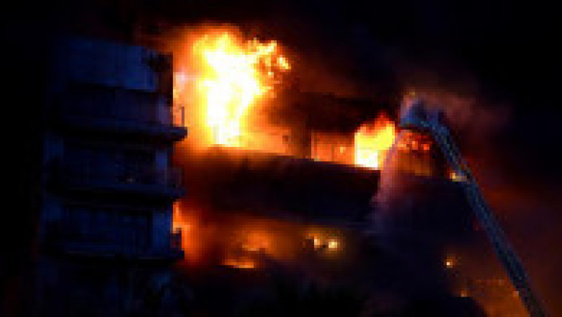 Un bloc înalt de locuințe din orașul spaniol Valencia a fost cuprins de un incendiu de proporții. Foto: Profimedia Images | Poza 3 din 8