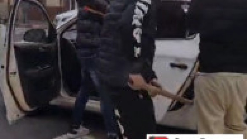 Bărbat atacat cu bâte și topoare în plină stradă, în Ploiești. Sursa foto: captură video Gazeta Dâmboviței | Poza 2 din 4