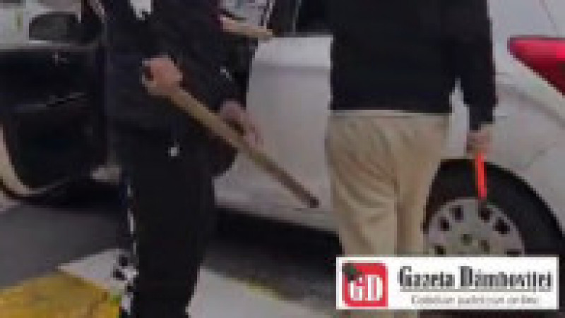 Bărbat atacat cu bâte și topoare în plină stradă, în Ploiești. Sursa foto: captură video Gazeta Dâmboviței | Poza 3 din 4