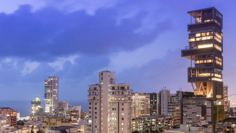 Antilia, reședința cu 27 de etaje, de 1 miliard de dolari, a celui mai bogat om din India, Mukesh Ambani FOTO: Profimedia Images