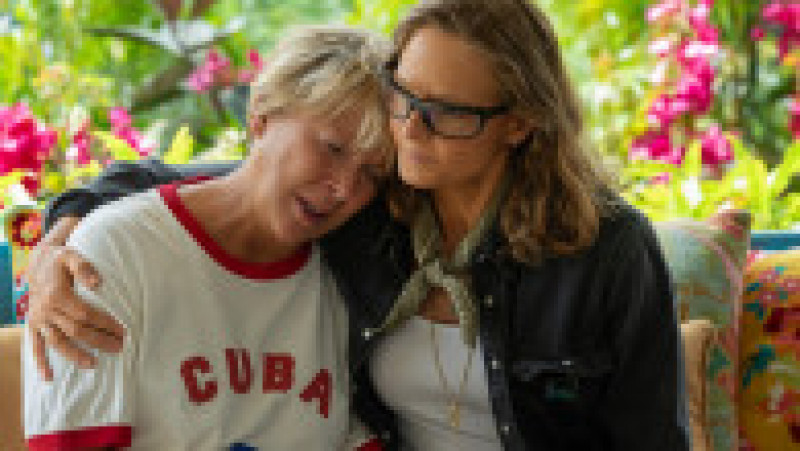 "Nyad" este povestea înotătoarei Diana Nyad (Anette Bening), care la vârsta de 60 de ani și sprijită de prietena și antrenoarea ei încearcă să-și îndeplinească visul de a parcuge înot distanța de 177 de kilometri dintre Cuba și statul american Florida. Sursa foto Profimedia Images | Poza 20 din 20