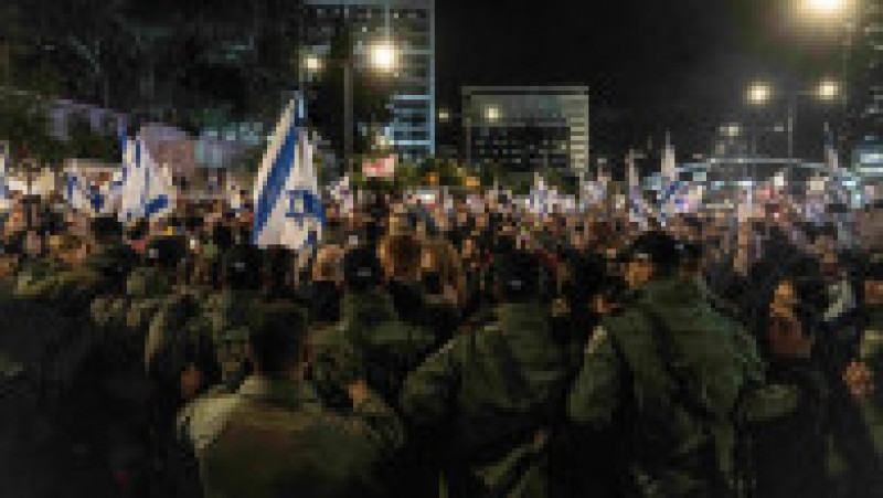 Mii de oameni s-au adunat în stradă la Tel Aviv și cer plecarea lui Netanyahu și eliberarea ostaticilor din Gaza. Foto: Profimedia Images | Poza 6 din 11