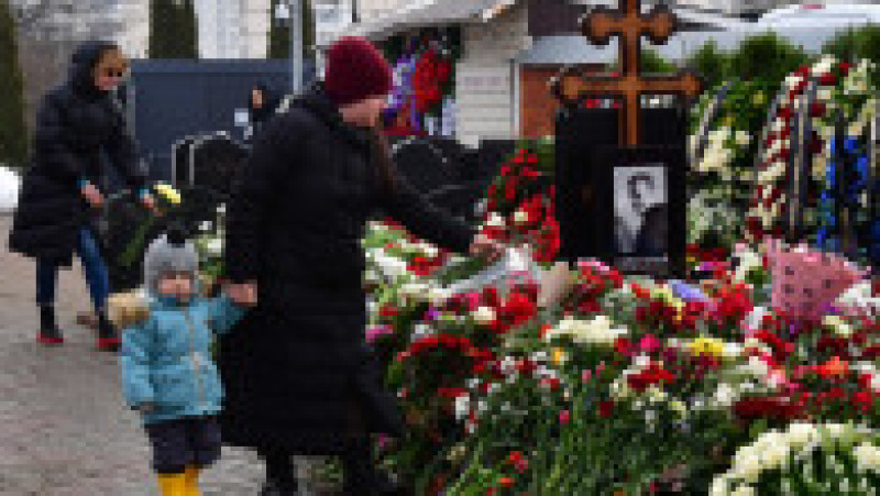 Rușii depun flori și sâmbătă la mormântul lui Aleksei Navalnii. FOTO: Profimedia Images | Poza 14 din 16