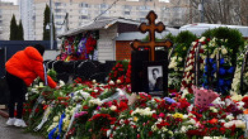 Rușii depun flori și sâmbătă la mormântul lui Aleksei Navalnii. FOTO: Profimedia Images | Poza 12 din 16