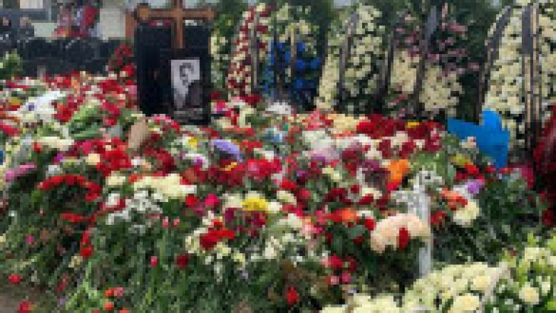Rușii depun flori la mormântul lui Aleksei Navalnii. Sursa: Nexta Live | Poza 15 din 16