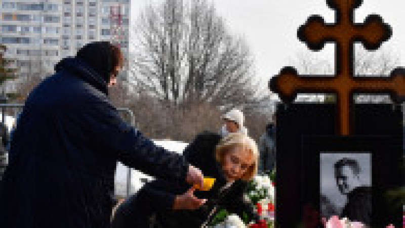 Mama lui Aleksei Navalnîi a venit la mormântul acestuia sâmbătă dimineață. FOTO: Profimedia Images | Poza 3 din 16