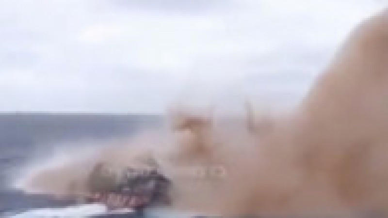 Nava britanică Rubymar s-a scufundat după ce a fost lovită de două rachete lansate de rebelii Houthi. Foto: Profimedia | Poza 3 din 11