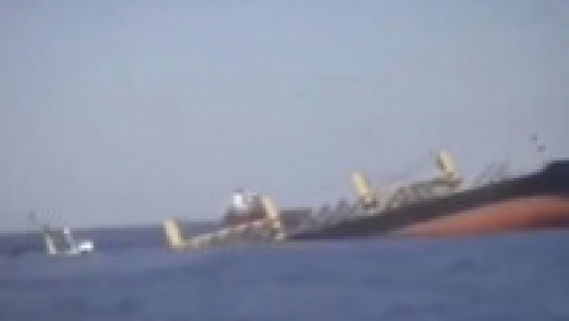 Nava britanică Rubymar s-a scufundat după ce a fost lovită de două rachete lansate de rebelii Houthi. Foto: Profimedia | Poza 1 din 11
