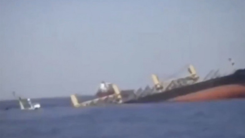 Nava britanică Rubymar s-a scufundat după ce a fost lovită de două rachete lansate de rebelii Houthi. Foto: Profimedia