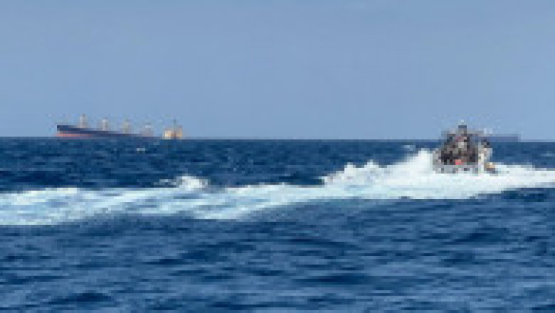 Nava britanică Rubymar s-a scufundat după ce a fost lovită de două rachete lansate de rebelii Houthi. Foto: Profimedia | Poza 6 din 11