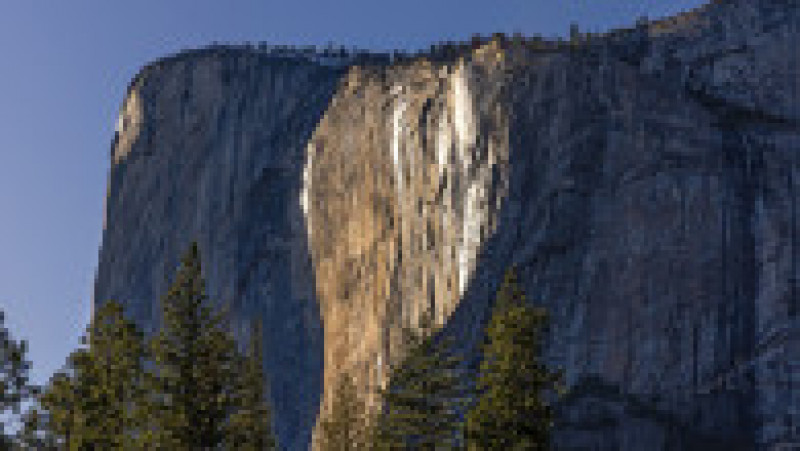 Cascadă sau lavă? O iluzie optică atrage zilnic mii de vizitatori în aceste zile în Parcul Național Yosemite. FOTO: Profimedia Images | Poza 2 din 4