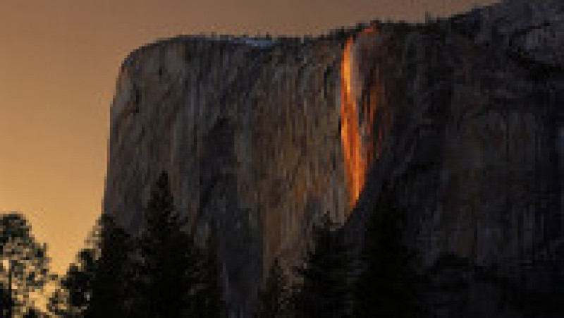 Cascadă sau lavă? O iluzie optică atrage zilnic mii de vizitatori în aceste zile în Parcul Național Yosemite. FOTO: Profimedia Images | Poza 4 din 4