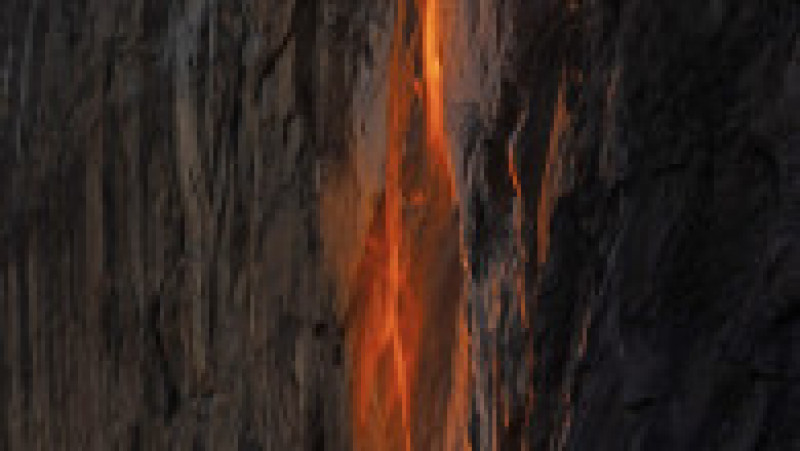 Cascadă sau lavă? O iluzie optică atrage zilnic mii de vizitatori în aceste zile în Parcul Național Yosemite. FOTO: Profimedia Images | Poza 1 din 4