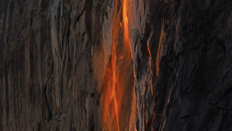Cascadă sau lavă? O iluzie optică atrage zilnic mii de vizitatori în aceste zile în Parcul Național Yosemite. FOTO: Profimedia Images