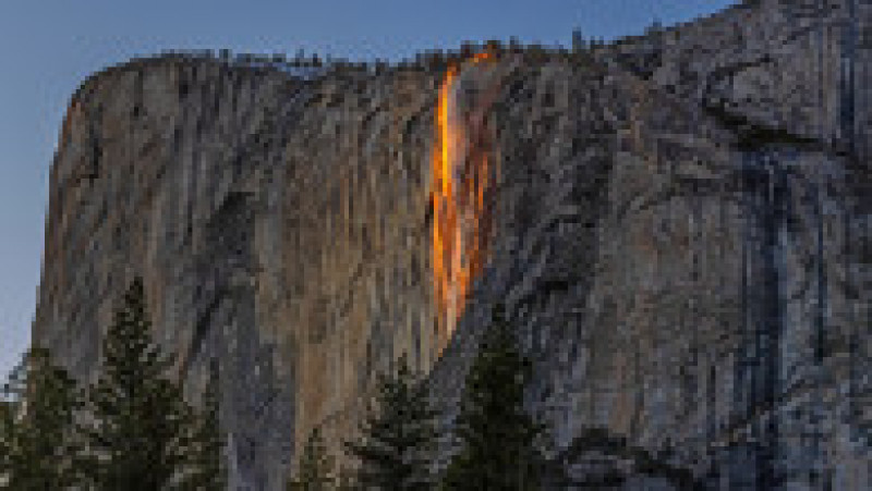 Cascadă sau lavă? O iluzie optică atrage zilnic mii de vizitatori în aceste zile în Parcul Național Yosemite. FOTO: Profimedia Images | Poza 3 din 4