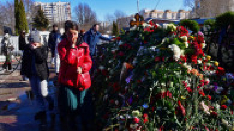 Sute de ruşi au stat la coadă şi duminică, la cimitirul Borisovo din sud-estul Moscovei, pentru a-i aduce un omagiu lui Navalnîi. Foto: Profimedia | Poza 8 din 10