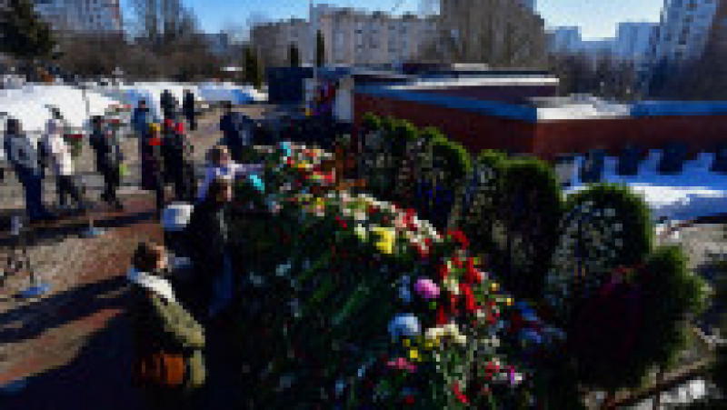 Sute de ruşi au stat la coadă şi duminică, la cimitirul Borisovo din sud-estul Moscovei, pentru a-i aduce un omagiu lui Navalnîi. Foto: Profimedia | Poza 6 din 10