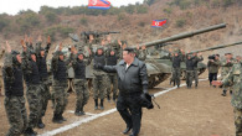 Liderul Kim Jong Un a condus un "nou tip de tanc de luptă" în timpul unor exerciţii militare din Coreea de Nord. FOTO: Profimedia Images | Poza 7 din 7