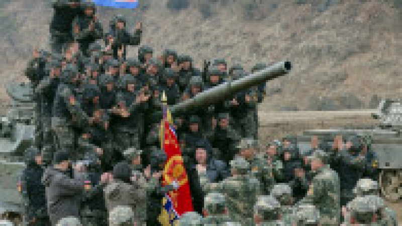 Liderul Kim Jong Un a condus un "nou tip de tanc de luptă" în timpul unor exerciţii militare din Coreea de Nord. FOTO: Profimedia Images | Poza 6 din 7