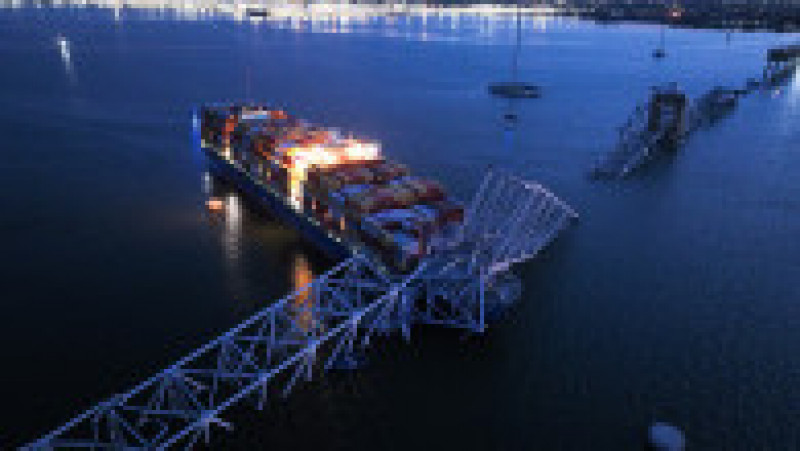 Podul din Baltimore, care conecta orașul de port, s-a prăbușit după ce a fost izbit violent de un cargobot chiar într-un dinte pilonii săi. Foto: Profimedia Images | Poza 3 din 7