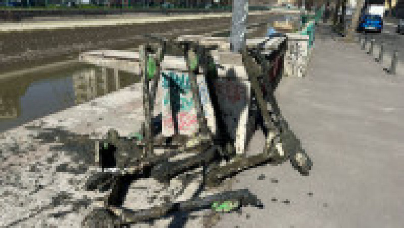 Porţiunea din râul Dâmboviţa care traversează Capitala în zona Operetei a fost golită şi va rămâne aşa până la finalul săptămânii. Foto: Apele Române | Poza 1 din 4