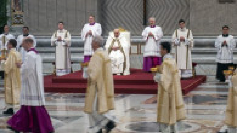 Papa Francisc conduce liturghia în Bazilica Sf. Petru din Vatican, în Joia Mare. Foto: Profimedia | Poza 8 din 9
