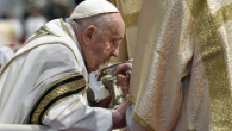Papa Francisc conduce liturghia în Bazilica Sf. Petru din Vatican, în Joia Mare. Foto: Profimedia | Poza 6 din 9