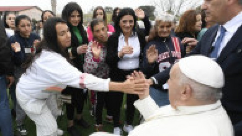 Suveranul pontif s-a deplasat joi după-amiază la închisoarea pentru femei din Rebibbia, o periferie din nord-estul capitalei italiene. Foto: Profimedia | Poza 2 din 9
