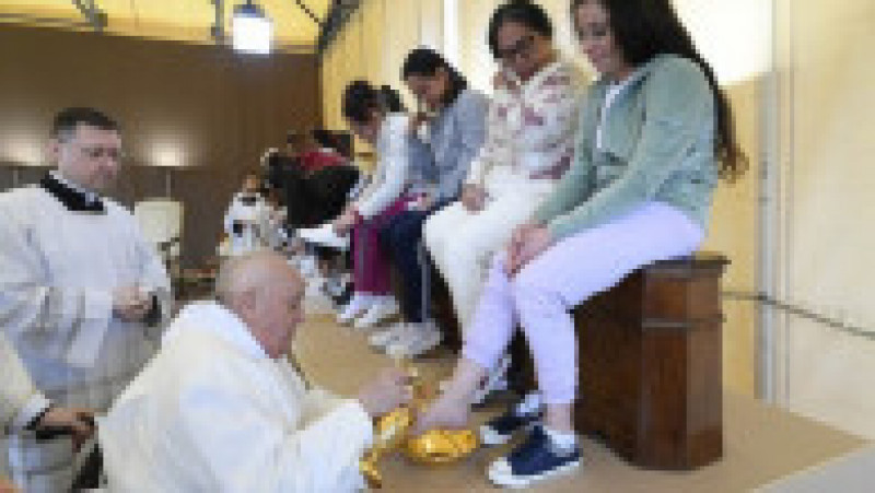 Suveranul pontif s-a deplasat joi după-amiază la închisoarea pentru femei din Rebibbia, o periferie din nord-estul capitalei italiene. Foto: Profimedia | Poza 3 din 9