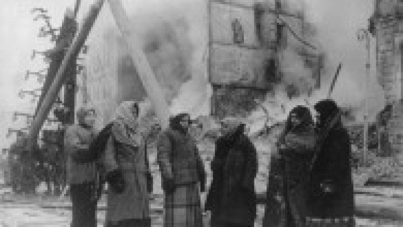 World War II / Soviet Union.
The siege of Leningrad by the North German Army, from 8.9.1941.
Women in front of burning remnants of a house after an attack.
Photo, winter 1941.,Image: 147375319, License: Rights-managed, Restrictions: , Model Release: no | Poza 28 din 36