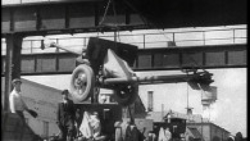 An Artillery Gun Being Moved Into Position - Leningrad, Russian Soviet Federative Socialist Republic, Russia. Date: 1941,Image: 796739435, License: Rights-managed, Restrictions: , Model Release: no | Poza 35 din 36