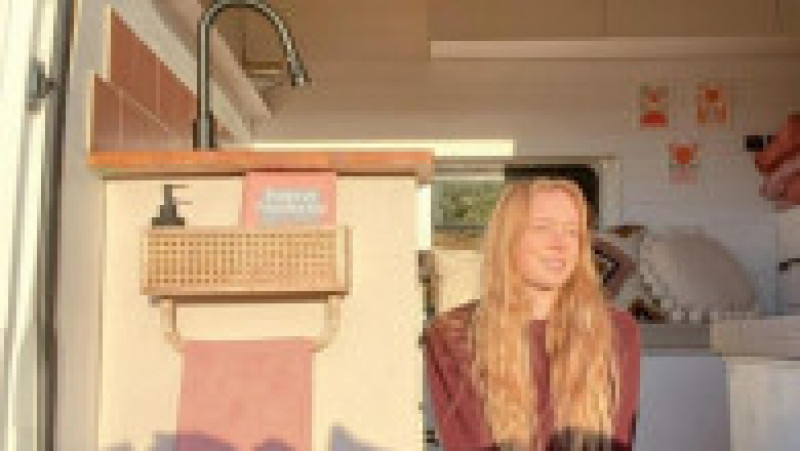 Tamzin Imogen Adams și-a cumpărat o dubă veche pe care singură și-a transformat-o în casă, iar acum călătorește cu ea, în timp ce lucrează online FOTO: Profimedia Images | Poza 19 din 30