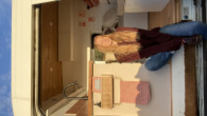 Tamzin Imogen Adams și-a cumpărat o dubă veche pe care singură și-a transformat-o în casă, iar acum călătorește cu ea, în timp ce lucrează online FOTO: Profimedia Images | Poza 11 din 30