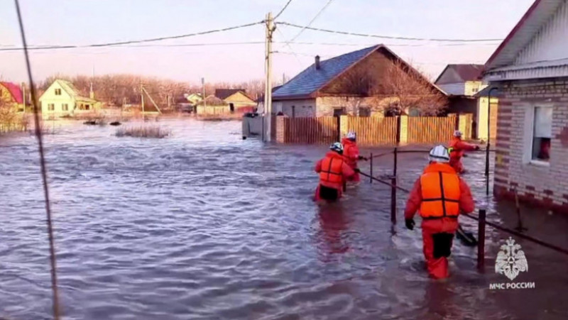 Gospodării evacuate în Orsk, regiunea Orenburg din Urali, unde a cedat un baraj. Sursa foto: Profimedia Images